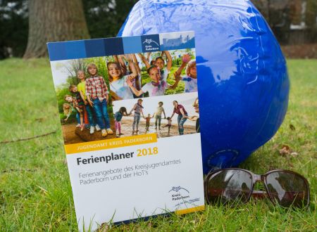 Ferienplaner mit Ball und Sonnebrille